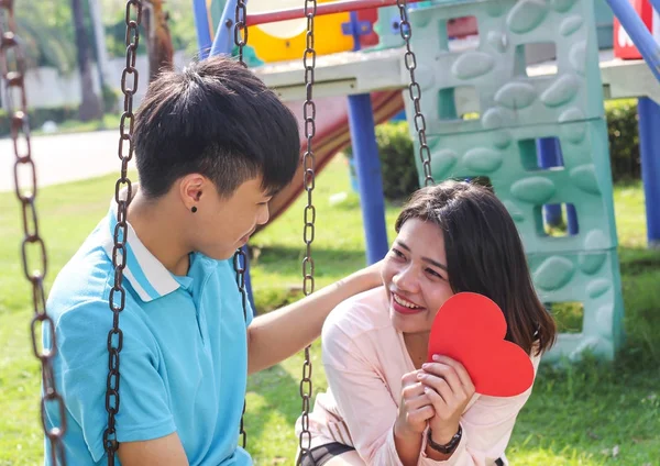 Romántica Pareja Joven Mostrando Amor Cuidado Parque Día San Valentín — Foto de Stock