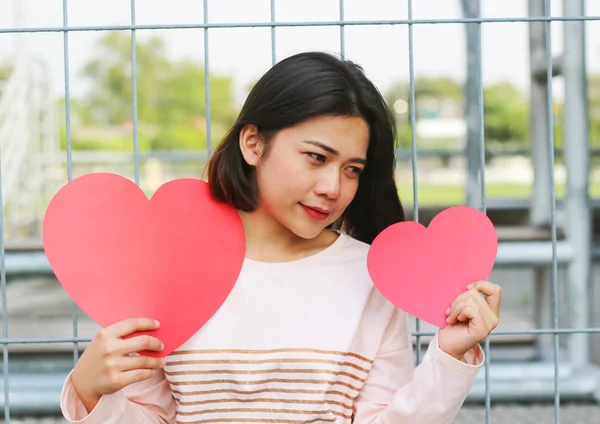 Chica Con Papel Corazón Rojo Fondo Concepto Día San Valentín —  Fotos de Stock