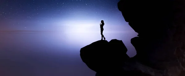 崖の上の女性 3Dレンダリング — ストック写真