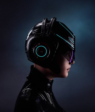 Bilimkurgu kaskı takan bir kadın.