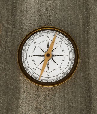 Zeminde klasik altın pusula, 3 boyutlu.