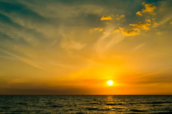 Όμορφο ηλιοβασίλεμα ουρανό πάνω από τον Ατλαντικό Ωκεανό — Φωτογραφία Αρχείου