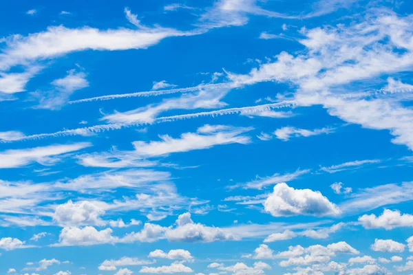 Nuvens brancas bonitas no céu azul . — Fotografia de Stock