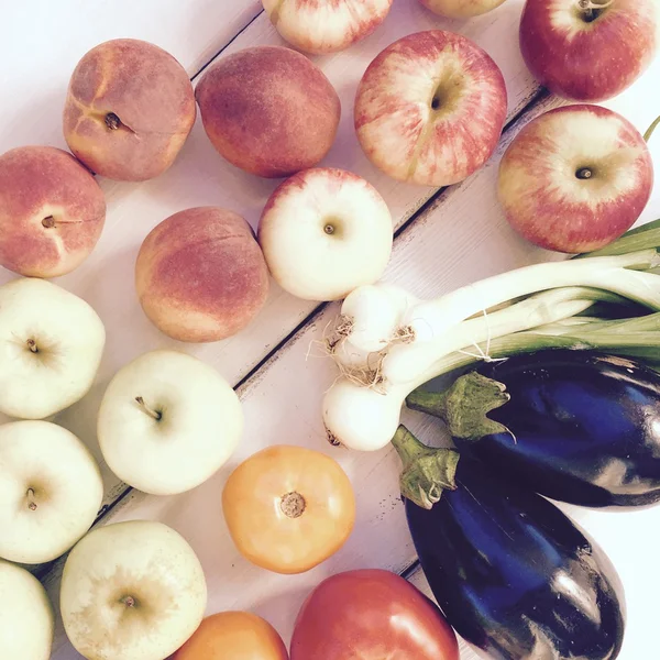 Vielfalt an frischem Obst und Gemüse im Sommer . — Stockfoto