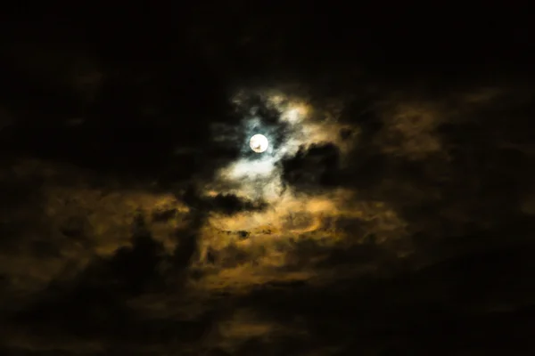 满月和云朵在狂风暴雨的阴天的夜晚 — 图库照片