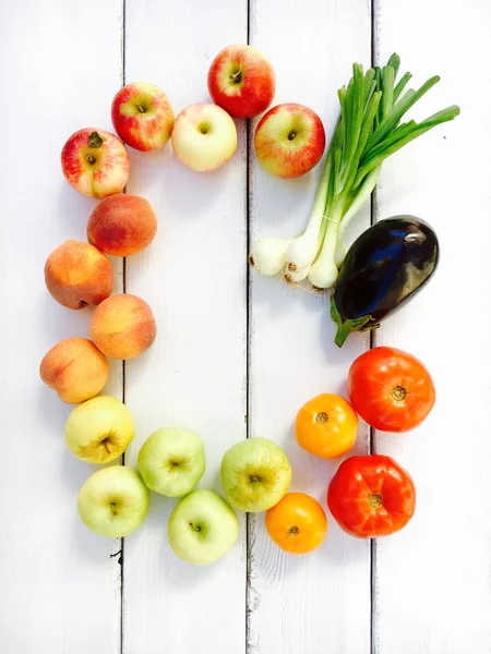 Variedad de frutas y verduras frescas de verano: manzanas, melocotones, tomates y berenjenas . — Foto de Stock