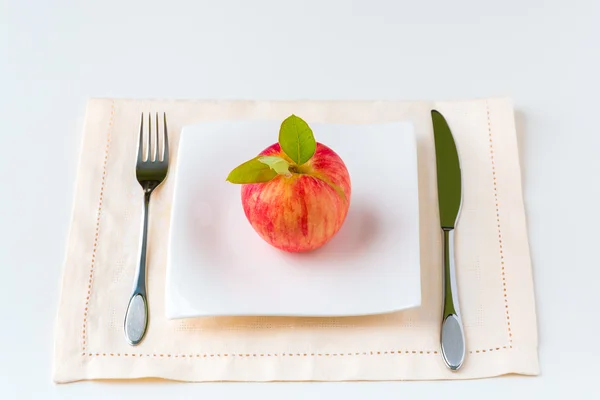 Rött äpple på en tallrik. Kost-konceptet. — Stockfoto