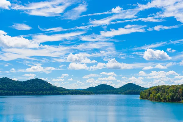 Sommardag på sjön. — Stockfoto