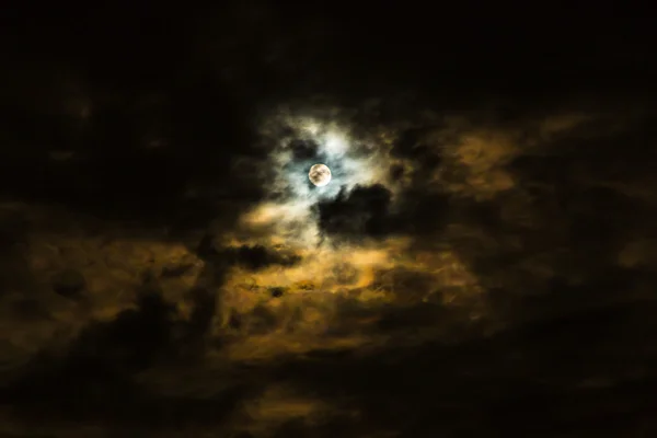 满月和云朵在狂风暴雨的阴天的夜晚 — 图库照片