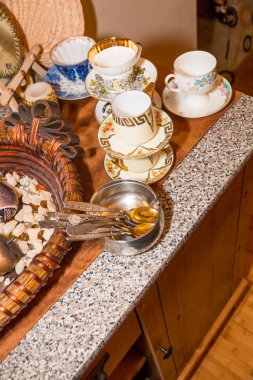 Antika çay bardak ve kaşık yığını