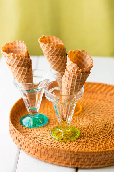 Coni di cialde pronti per servire gelato gelato . — Foto Stock