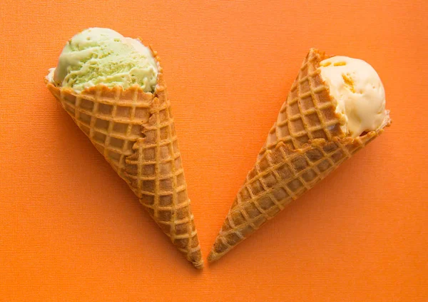 Gözleme koniler fıstık ve vanilya gelato dondurma ile . — Stok fotoğraf