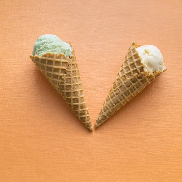 Fıstık ve vanilya gelato dondurma ile iki gözleme külah. — Stok fotoğraf