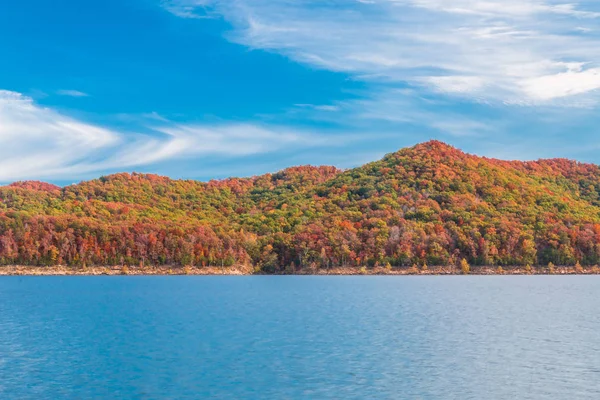 Herfst seizoen bij lake met prachtig bos op heuvel shore. — Stockfoto