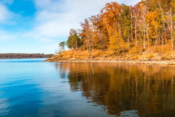 Höstsäsongen på sjön med vacker skog på hill shore. — Stockfoto