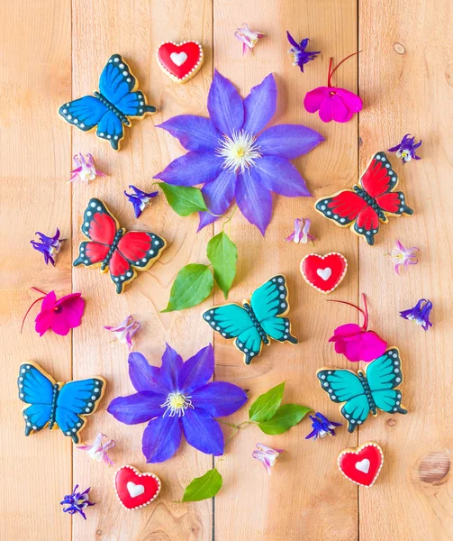 Kolorowych kwiatów i kompozycji kwiatowych domowe ciasteczka. — Zdjęcie stockowe