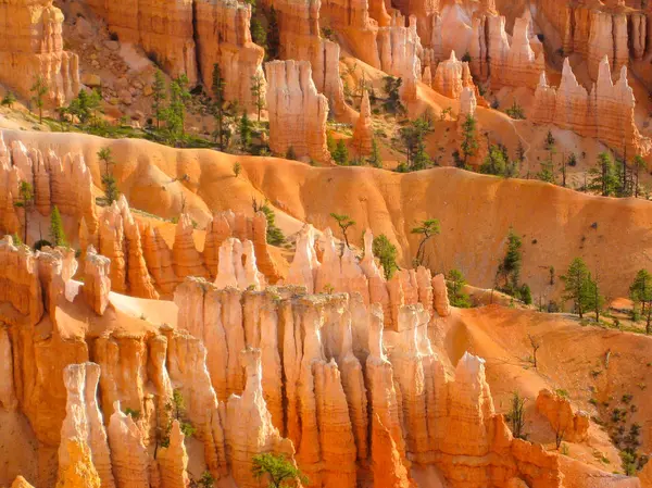 Hermosa formación rocosa - Hoodoos en Bryce Canyon National Par — Foto de Stock