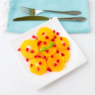 Portakal ve nar taneleri ile taze narenciye salatası.