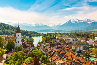 Alpler ve Thunersee ile Thun şehir panoraması Gölü, İsviçre.