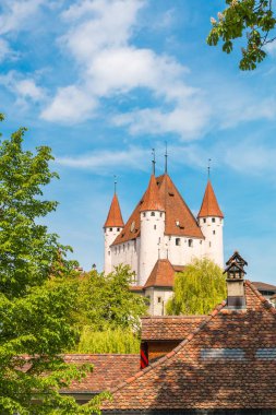 Görünüm Castle Thun şehirde Thun, İsviçre.