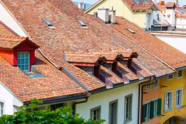 Kırmızı kiremit çatılar görünümünü eski tarihi evlere Thun City, S