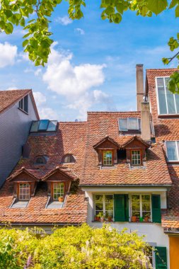 Kırmızı kiremit çatılar görünümünü eski tarihi evlere Thun City, S