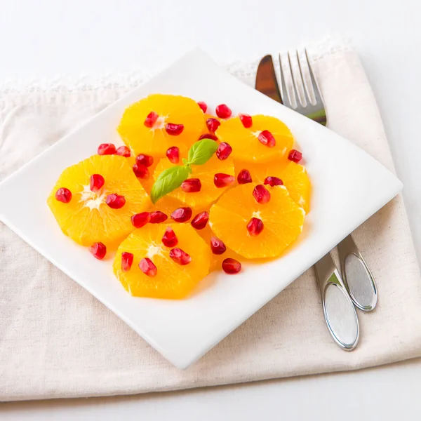 Salada cítrica fresca com laranjas e sementes de romã . — Fotografia de Stock