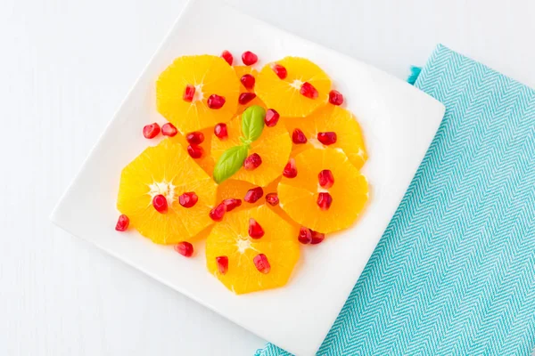 Fräsch citrus sallad med apelsiner och granatäpplekärnor. — Stockfoto