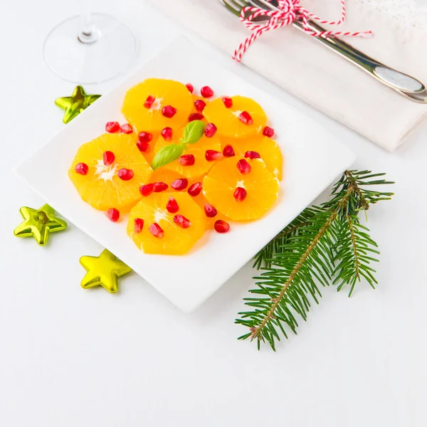 Frisse citrus salade met sinaasappels en een granaatappel zaden voor de winter — Stockfoto