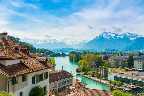 Landscape along lake Thun, Switzerland with view of Thun city an — Stock Photo, Image