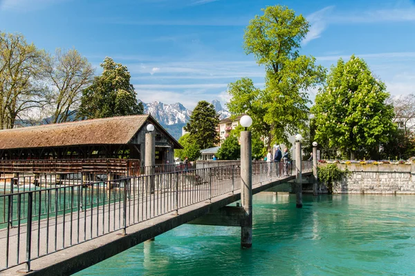 Modern ve eski köprü şehirde Thun, Swi Aare Nehri