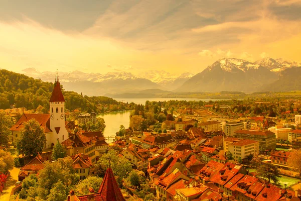 Panorama de la ville de Thoune avec les Alpes et le lac de Thunersee, Suisse . — Photo