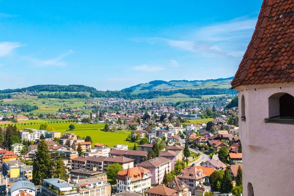 Thun city, yeşil tepeler ile İsviçre Panoraması. T görüntülemek