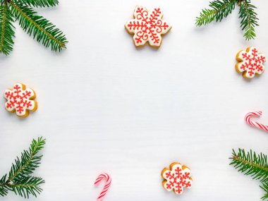Gingerbread çerezleri ve yeşil çam tre Noel arka plan
