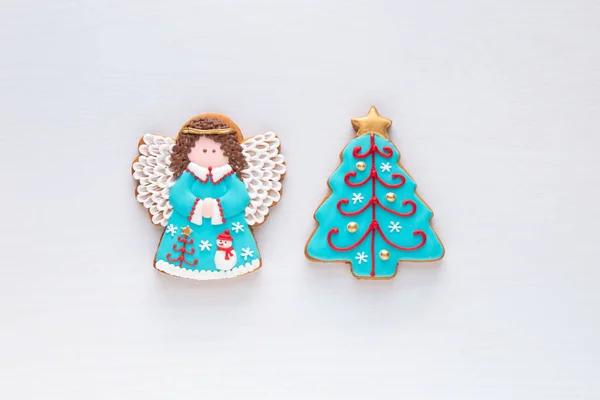 Zelfgemaakte peperkoek engel en kerstboom kerstkoekjes — Stockfoto