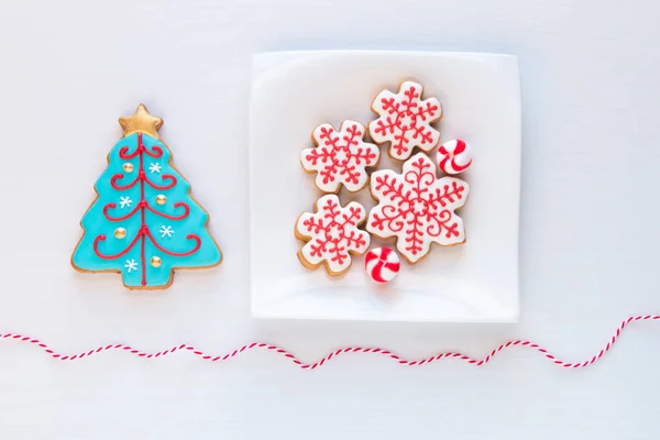 Kerst zelfgemaakte peperkoek sneeuwvlok en coo van de kerstboom — Stockfoto