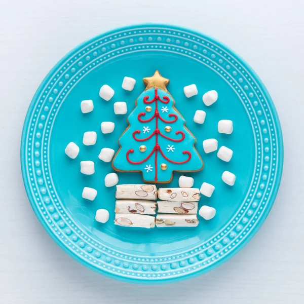 Biscuit maison aux arbres de Noël, guimauve et nougat sur une assiette — Photo