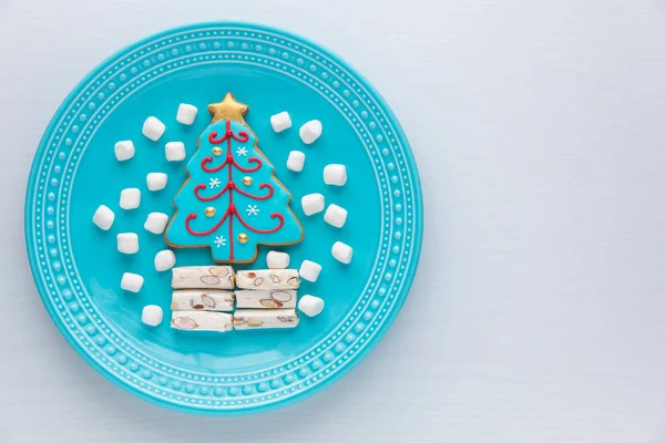 Zelfgemaakte kerstboom cookie, marshmallow en nougat op een plat — Stockfoto