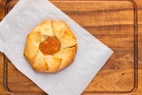 Маленький пирог с хурмой и персиковым джемом, французская галетка . — стоковое фото