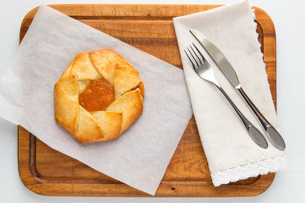 Small tart pie with persimmon and peach jam, french galette. — Stock Photo, Image