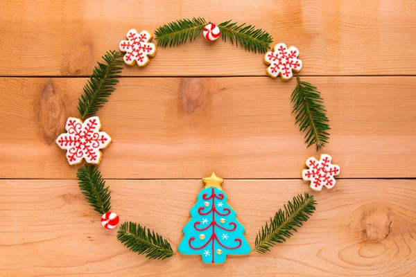 De kroon van Kerstmis met zelfgemaakte cookies op houten tafel. — Stockfoto