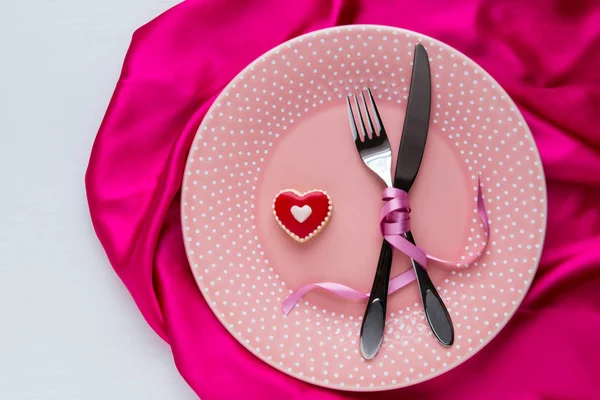 Сервировка стола на день Святого Валентина. — стоковое фото