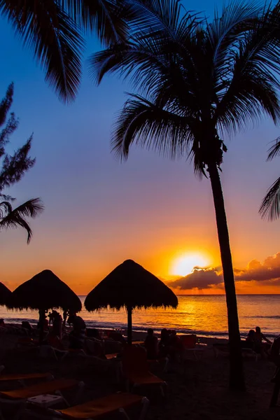 Oceanen solnedgång på tropical beach — Stockfoto