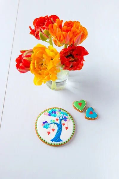 Zelfgemaakte valentijnskaarten cookies en tulpen bloemen. — Stockfoto