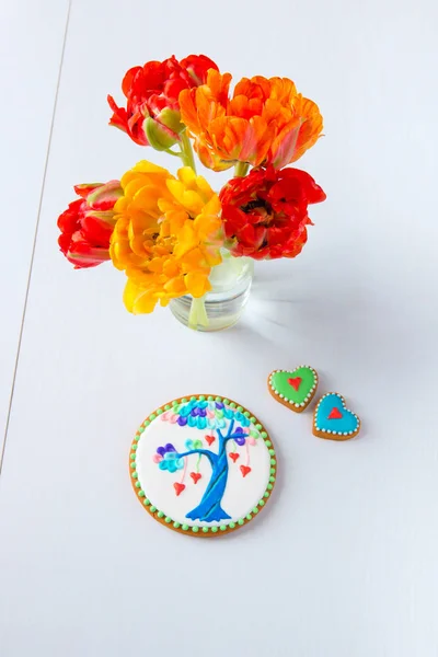 Hemmagjord Valentines cookies och tulpaner blommor. — Stockfoto