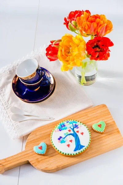 Hemmagjord Valentines cookies och tulpaner blommor. — Stockfoto