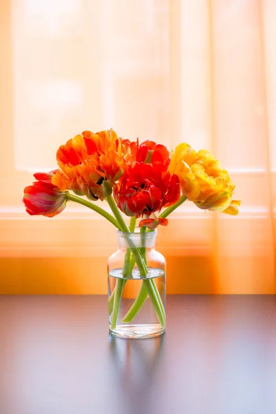 Hermoso ramo de tulipanes en jarrón en la mesa cerca de la ventana —  Fotos de Stock