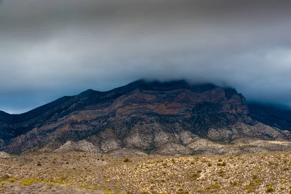 Woestijn landschap met wolken en mist in Nevada, Verenigde Staten. — Stockfoto