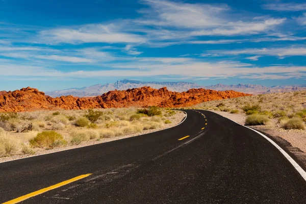 Taş Çölü yola. Yangın State Park, Nevada, ABD Vadisi — Stok fotoğraf