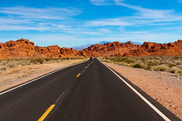 Weg in de steenwoestijn. Valley of Fire State Park, Nevada, Verenigde Staten. — Stockfoto